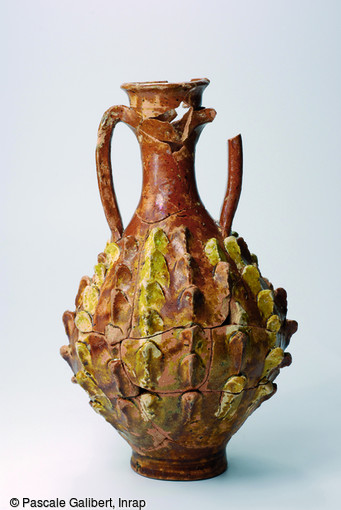 Cruche à deux anses, décor à écailles de pin et glaçure plombifère (milieu du 1er siècle ap. J.C.)
