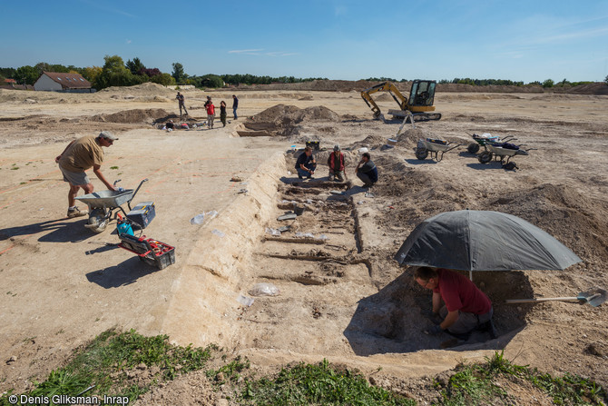 Fouille de sépultures individuelles au cimetière militaire allemand de la Grande Guerre de Boult-sur-Suippe, Marne (2016). Les défunts sont issus directement du champ de bataille ou de l'hôpital militaire.