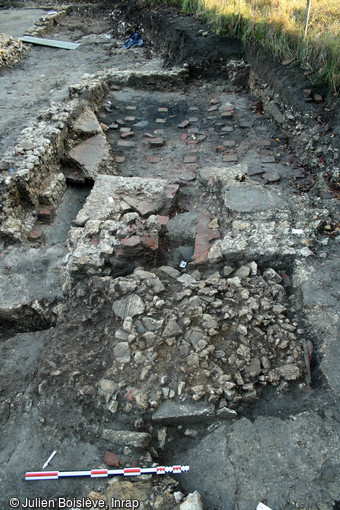 Fragments retrouvés à Entrains-sur-Nohain (Bourgogne). En avant de cette pièce chauffée par le sol, le foyer a été comblé par des milliers de fragments d’un décor stuc détruit dès l’Antiquité. 