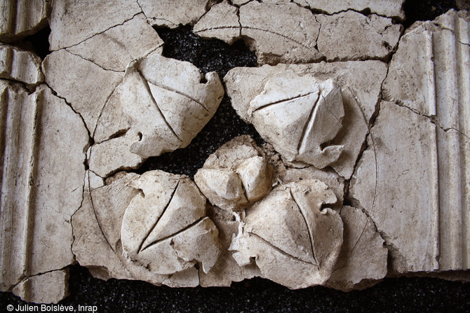 Fleuron à quatre pétales ornant le centre d’un caisson du plafond retrouvé à Entrains-sur-Nohain (Bourgogne).