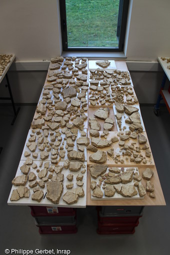 Des milliers de fragments de décors retrouvés à Entrains-sur-Nohain (Bourgogne). Le travail d’étude passe par une phase de réassemblage de ces fragments prélevés sur la fouille. Leur recomposition consiste en un immense puzzle effectué dans de grand bacs à sable.
