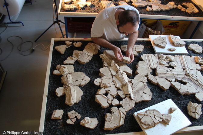 Fragments de stucs retrouvés à Entrains-sur-Nohain (Bourgogne). Un long travail de puzzle permet de faire renaître une partie d’un riche décor de plafond. 