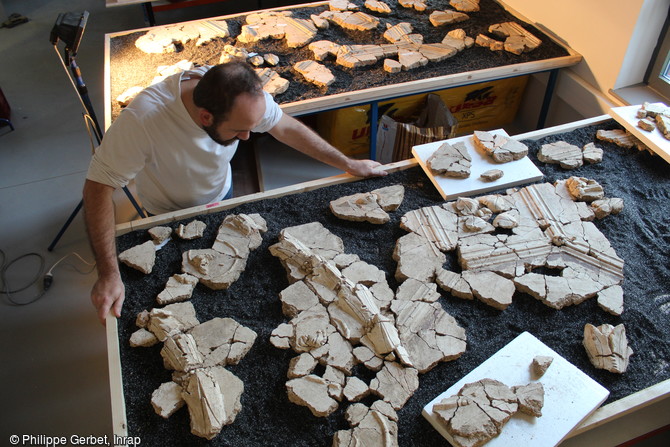 Fragments de stucs retrouvés à Entrains-sur-Nohain (Bourgogne). Un long travail de puzzle permet de faire renaître une partie d’un riche décor de plafond. 