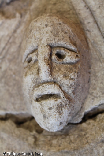 Détail d’un petit masque qui ornait un plafond stuqué et retrouvé à Entrains-sur-Nohain (Bourgogne).