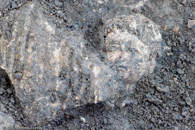 Fragment de stuc retrouvé au milieu de centaines d'autres dans le village d'Entrains-sur-Nohain (Bourgogne). Un premier visage apparaît.