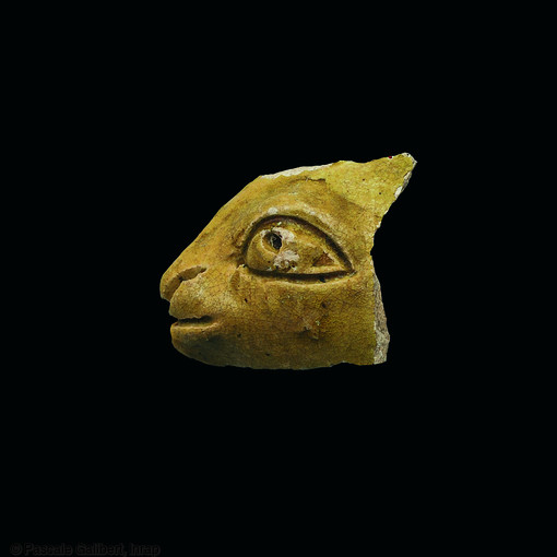Fragment de céramique à glaçure plombifère et au décor zoomorphe (fin du 1er siècle ap. J.-C.).