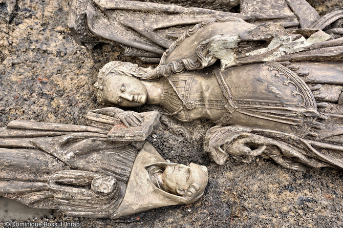 Détail de sainte Agnès et d’un des deux moines, statues découvertes à Orchies (Nord), 2013.