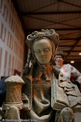 Statue de Marie-Madeleine révélé à Orchies (Nord), 2013. Elle est debout, tient dans une main un livre ouvert, dans l’autre le vase à nard qui lui a servi à oindre le Christ. Elle mesure 1,23 m.