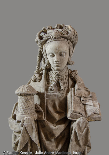 Statue de Marie-Madeleine découverte à Orchies (Nord), 2013. L'on constate le résultat des tests de différentes méthodes de nettoyage.