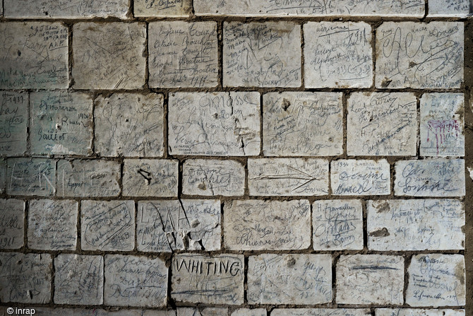 Illustration de la densité d’inscriptions laissées par des soldats de la Grande Guerre dans certaines parties du réseau souterrain, Naours (Somme), 2015.
