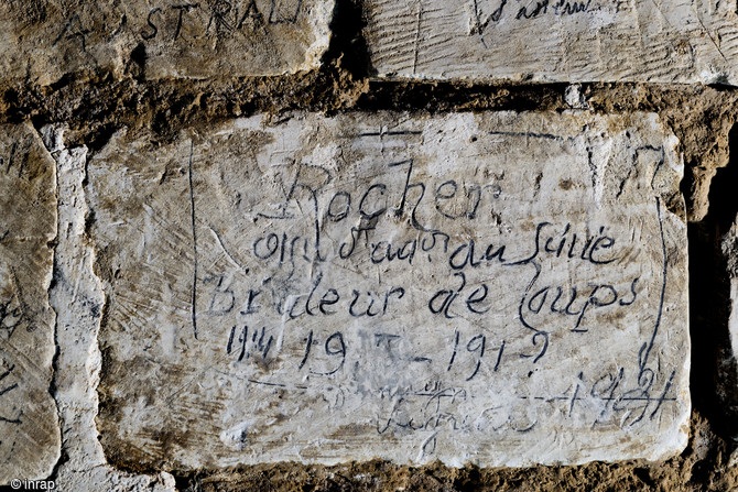 Inscription retrouvée dans la grotte souterraine de Naours (Somme) laissée par des soldats de la Grande Guerre, 2016.  Cette inscription, française appartient à celle d’une compagnie du génie « brûleur de loup » qui s’interroge sur la date de la fin de la guerre, on note en effet, l’année 1914, 1915 et 191 ?