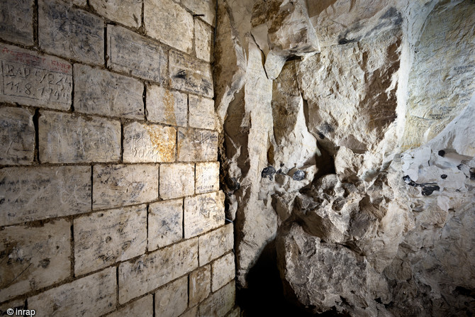 Vue générale d’un mur recouvert d’inscriptions majoritairement australiennes retrouvées dans la grotte souterraine de Naours (Somme) laissées par des soldats de la Grande Guerre, 2016. .