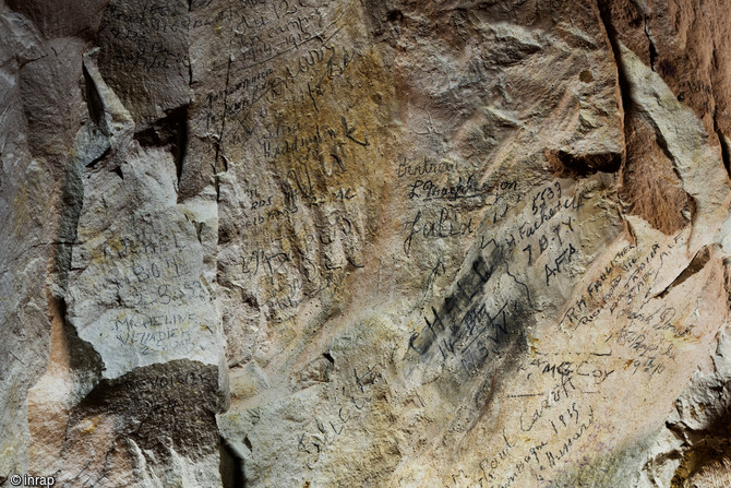 Inscription retrouvée dans la grotte souterraine de Naours (Somme) laissée par des soldats de la Grande Guerre, 2016.  Ils ont exploité le moindre recoin du site pour y laisser traces de leurs passages.  