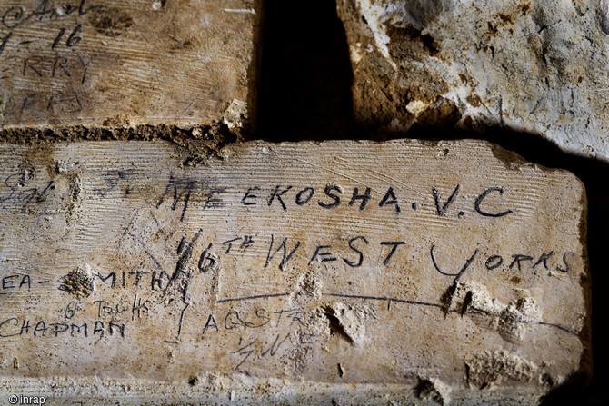 Inscription du soldat britannique de la Grande Guerre Samuel Meekosha, retrouvée dans la grotte souterraine de Naours (Somme) laissée par des soldats de la Grande Guerre, 2016.  Il fut décoré de la Victoria Cross à 22 ans. 