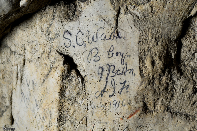 Inscription d'un soldat australien de la Grande Guerre, Stuart Cecil Wade, retrouvée dans la grotte souterraine de Naours (Somme) 2016.  S(tuart) C(ecil) Wade B Coy (compagnie B) 9e bataillon A(ustralian) I(mperial) F(orces) juillet 1916. 