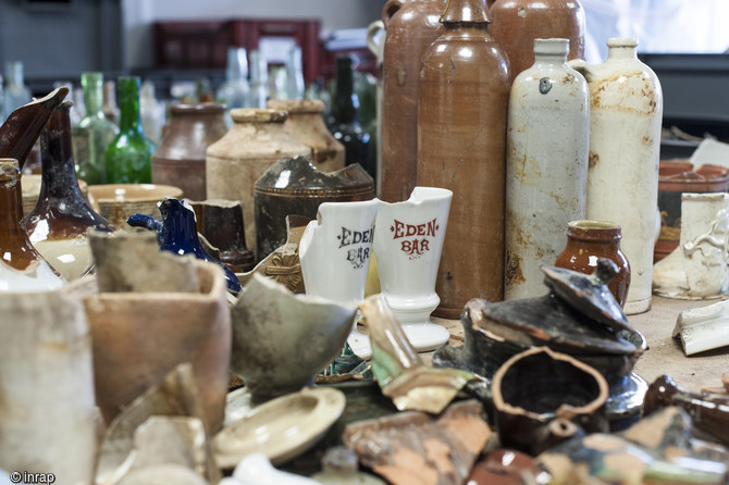 Objets du quotidien (bouteilles, mignonnettes, flacons encriers, etc) datés du début du XXe siècle découverts dans un dépotoir à Vénissieux (Rhône). 