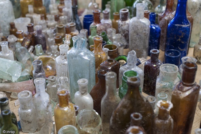 Objets du quotidien (pharmacie, cosmétiques, parfums, boissons etc.) datés du début du XXe siècle découverts dans un dépotoir à Vénissieux (Rhône).