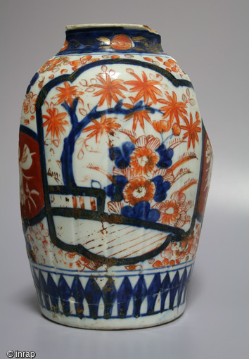 Vase en porcelaine japonais Imari daté du fin du XIXe siècle découvert dans un dépotoir à Vénissieux (Rhône), en 2016