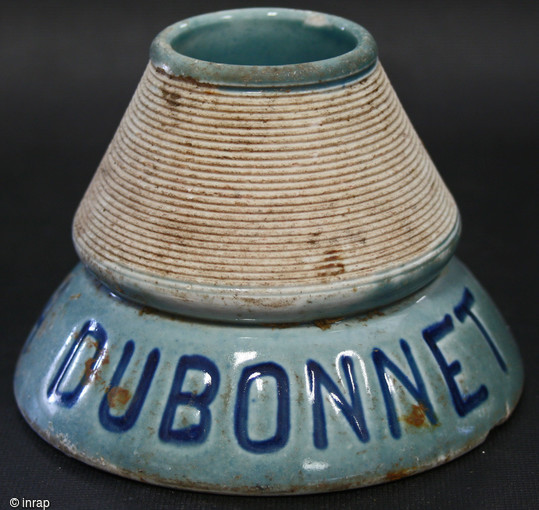 Pyrogène (porte-allumettes) en porcelaine daté du début du XXe siècle découvert dans un dépotoir à Vénissieux (Rhône), 2016.  
