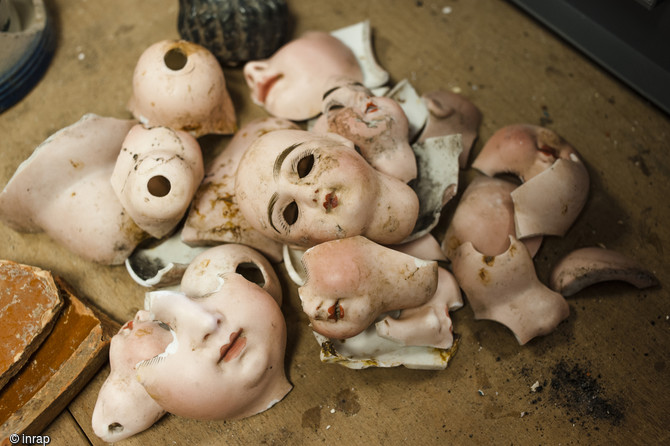 Morceaux de poupées en porcelaine de luxe datées du début du XXe siècle découverts dans un dépotoir à Vénissieux (Rhône), 2016. 