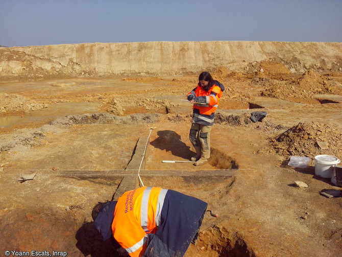 Fouille manuelle d’une fosse d’extraction d’argile ayant servi à confectionner les murs  des maisons puis utilisée comme dépotoir sur le site d'un domaine rural gallo-romain découvert à Bédée-Pleumeleuc (Bretagne), 2016.