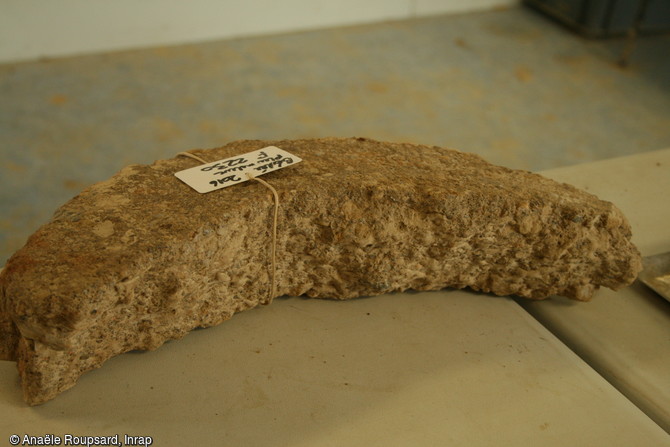 Fragment d’une meule rotative découverte lors de la fouille d'un domaine rural gallo-romain à Bédée-Pleumeleuc (Bretagne), 2016.