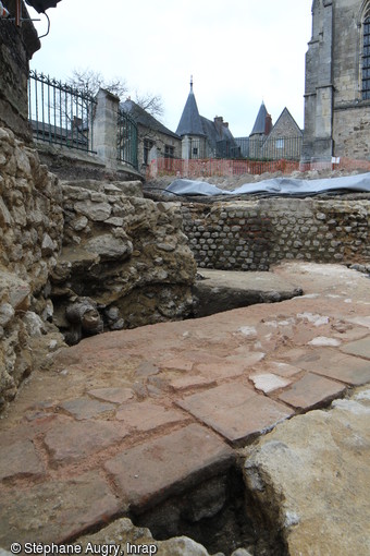 Vue d'ensemble avec la tour romaine et en arrière plan une maison canoniale lors de la fouille de la cathédrale du Mans (Sarthe), 2016. 