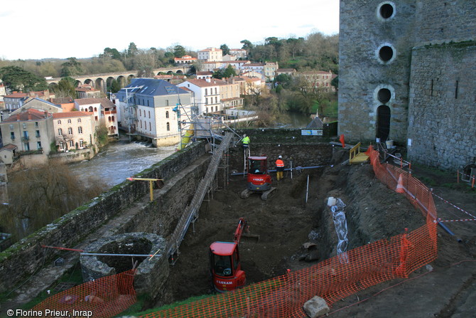 Vue du chantier de fouille de la terrasse nord-est du château de Clisson (Loire-Atlantique), 2016. Le mur de courtine nord est visible au premier plan.