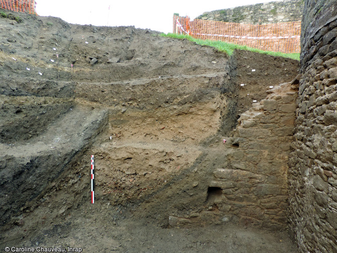 Dégagement du mur d’enceinte primitif, d’époque médiévale, recouvert de plusieurs couches archéologiques lors de la fouille du château de Clisson (Loire-Atlantique), 2016.