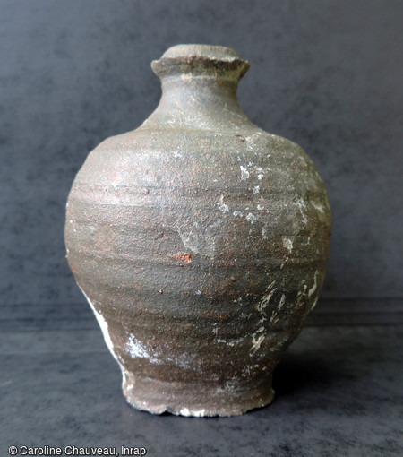 Petit flacon en céramique retrouvé intact lors de la fouille du château de Clisson (Loire-Atlantique), 2016. Il est daté de l’époque moderne et évoque les soins du corps.