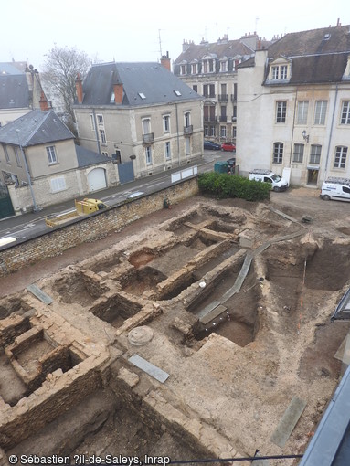 Vue générale de la moitié sud du chantier après le décapage lors de la fouille de la rue Berlier à Dijon (Côte-d'Or), 2016.