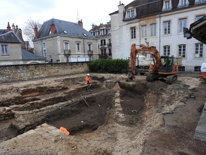Vue du chantier de fouille de la rue Berlier à Dijon (Côte-d'Or) en cours de décapage, 2016.