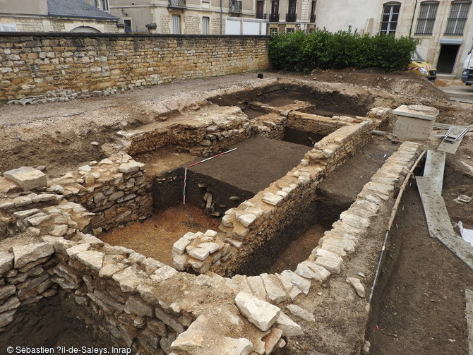 Les niveaux de terre organique conservés entre les différentes fondations lors de la fouille de la rue Berlier à Dijon (Côte-d'Or), 2016.