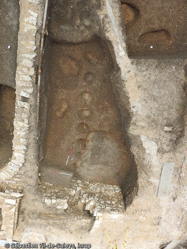 Vue d’ensemble des premiers creusements (palissades et fosses) liés à une probable occupation au XIIème siècle, lors de la fouille de la rue Berlier à Dijon (Côte-d'Or), 2016.