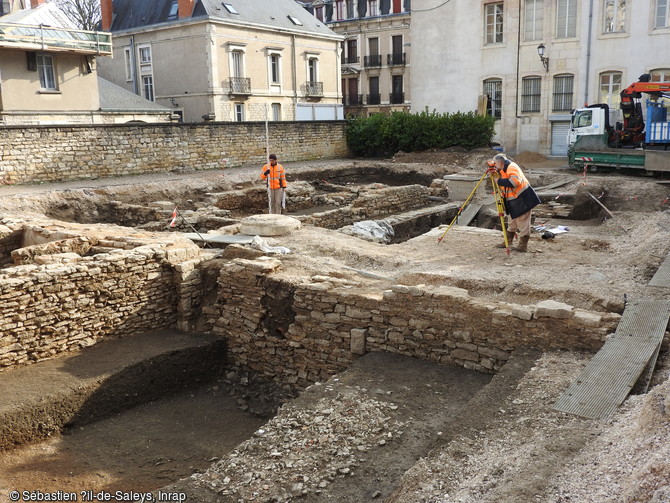 Prise de points altimétriques permettant de référencer les successions de niveaux lors de la fouille de la rue Berlier à Dijon (Côte-d'Or), 2016. 