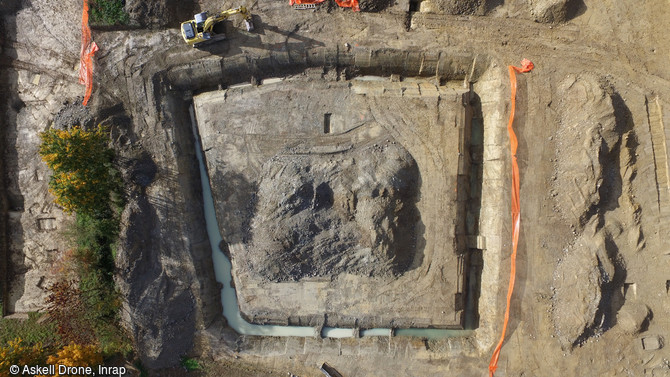 Vue du premier enclos gaulois des Hauts de Gaudon à Vern-sur-Seiche (Ille-et-Vilaine) en cours de fouille, 2015. Cet enclos quadrangulaire est d'environ 40 mètres de côté. Les dimensions imposantes du fossé (5 m de largeur et 3 m de profondeur) qui devait être bordé d'un talus ou d'une palissade de plusieurs mètres de hauteur, laissent penser qu'il s'agissait de la limite d'un espace résidentiel occupé par une famille de rang élevé.  