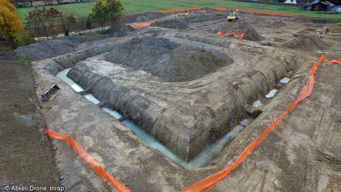 Vue du premier enclos gaulois des Hauts de Gaudon à Vern-sur-Seiche (Ille-et-Vilaine) en cours de fouille, 2015. Cet enclos quadrangulaire est d'environ 40 mètres de côté. Les dimensions imposantes du fossé (5 m de largeur et 3 m de profondeur) qui devait être bordé d'un talus ou d'une palissade de plusieurs mètres de hauteur, laissent penser qu'il s'agissait de la limite d'un espace résidentiel occupé par une famille de rang élevé. 