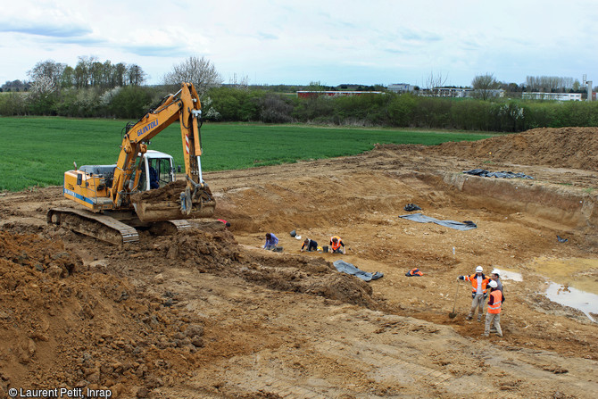 Archéologues en cours de fouille sur le site du Paléolithique moyen récent (entre 110 000 et 70 000 ans)après décapage à Tigery (Essonne), 2016