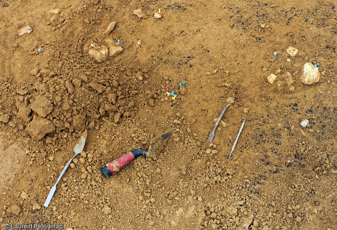 Outils permettant aux archéologue de dégager les artefacts sur le site Paléolithique de Tigery (Essonne), 2016 