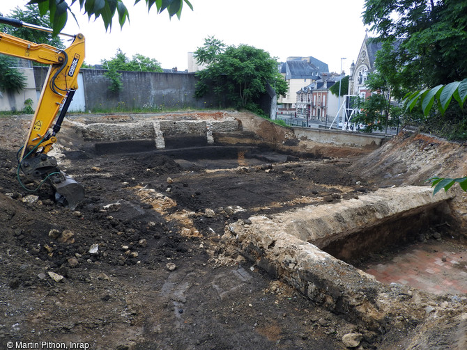 Décapage du site de la Visitation au Mans (Sarthe, 2016. Ce chantier a permis de mettre au jour un quartier artisanal de la ville antique et un cimetière protestant de l'Epoque moderne