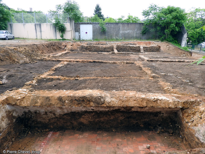 Fondation du bâti de deux grandes demeures, édifiées entre 1860 et 1870 et détruites dans les années 1960, sur le site de la Visitation au Mans (Sarthe), 2016