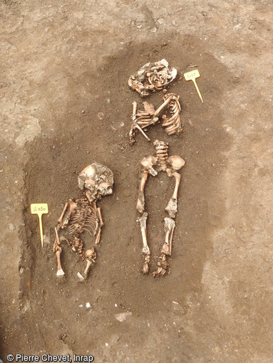 Dégagement de squelettes d'un nouveau né et d'un adolescent du cimetière protestant du début de l'Époque moderne, sur site de la Visitation au Mans (Sarthe), 2016.