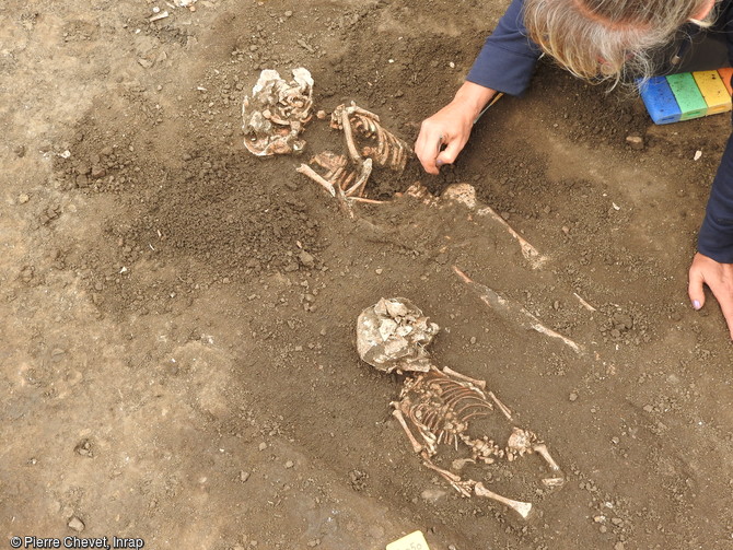 Squelettes d'un nouveau né et d'un adolescent en cours de dégagement du cimetière protestant du début de l'Époque moderne, sur site de la Visitation au Mans (Sarthe), 2016.