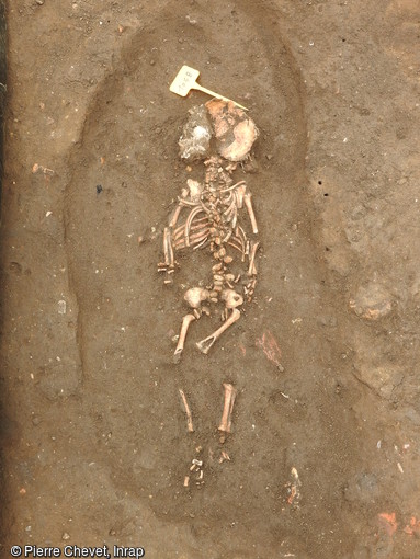 Dégagement d'un squelette de nouveau né du cimetière protestant du début de l'époque moderne, sur site de la Visitation au Mans (Sarthe), 2016.