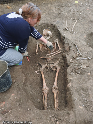 Dégagement d'un sujet adulte du cimetière protestant du début de l'époque moderne, sur site de la Visitation au Mans (Sarthe), 2016.