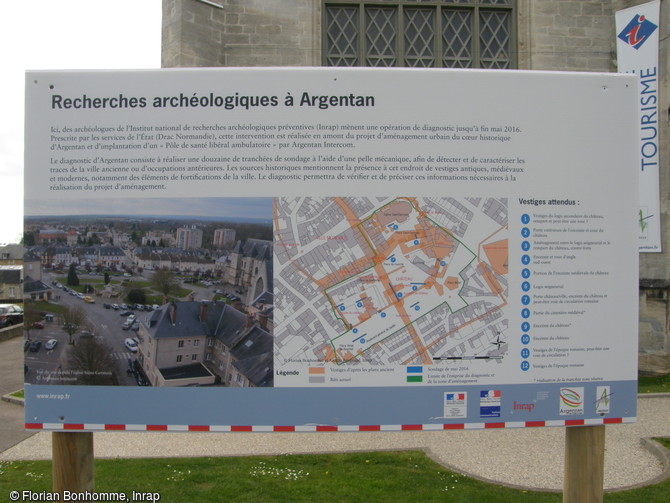 Panneau devant l'office de tourisme indiquant l'emplacement des sondages et les vestiges attendus du diagnostic archéologique à l'emplacement de l'ancien château médiéval (XIe-XVe siècle) d'Argentan (Orne), 2016