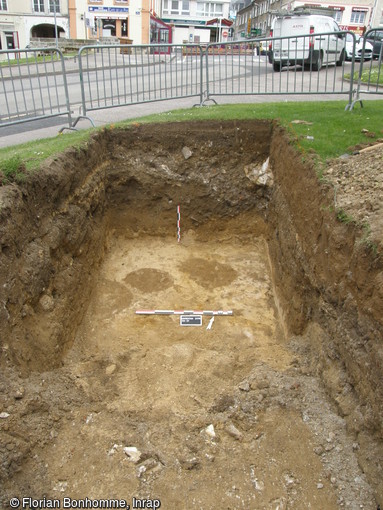 Trous de poteaux et fosses en bordure de tranchée dans le chaussin calcaire mis au jour lors du diagnostic archéologique à l'emplacement de l'ancien château médiéval (XIe-XVe siècle) d'Argentan (Orne), 2016