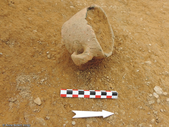 Vue d'un gobelet à anse découvert dans une tombe du Bronze ancien sur le site de Parc al Lann à Ergué-Gabéric (Finistère), 2016