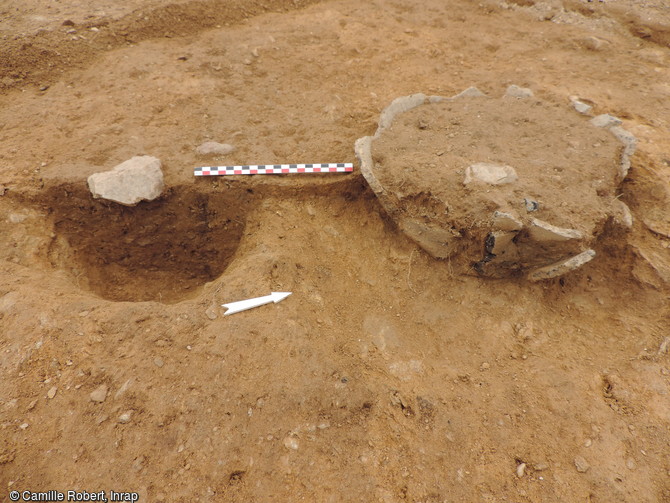 Vase de stockage et trou de poteau en coupe, d'époque protohistorique, sur le site de Parc al Lann à Ergué-Gabéric (Finistère), 2016