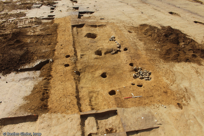 Vue d'un bâtiment excavé (Xe siècle) de la ferme médiévale sur le site de Lavallot Nord à Guipavas (Finistère), 2016.